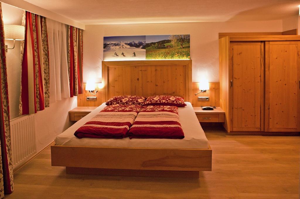 Landhotel Rauchenwalderhof Mayrhofen Room photo
