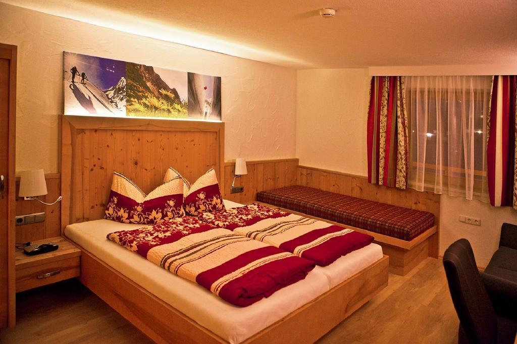 Landhotel Rauchenwalderhof Mayrhofen Room photo